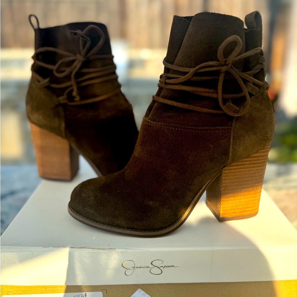 Jessica Simpson tie-up split suede ankle boots! Size 8!